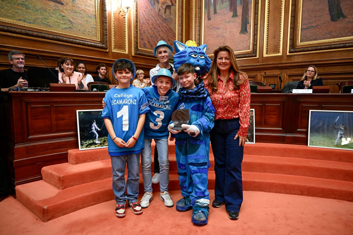 Photo des élèves du collège Scamaroni au Conseil d'Etat pour recevoir le Prix Ethic'actionni (