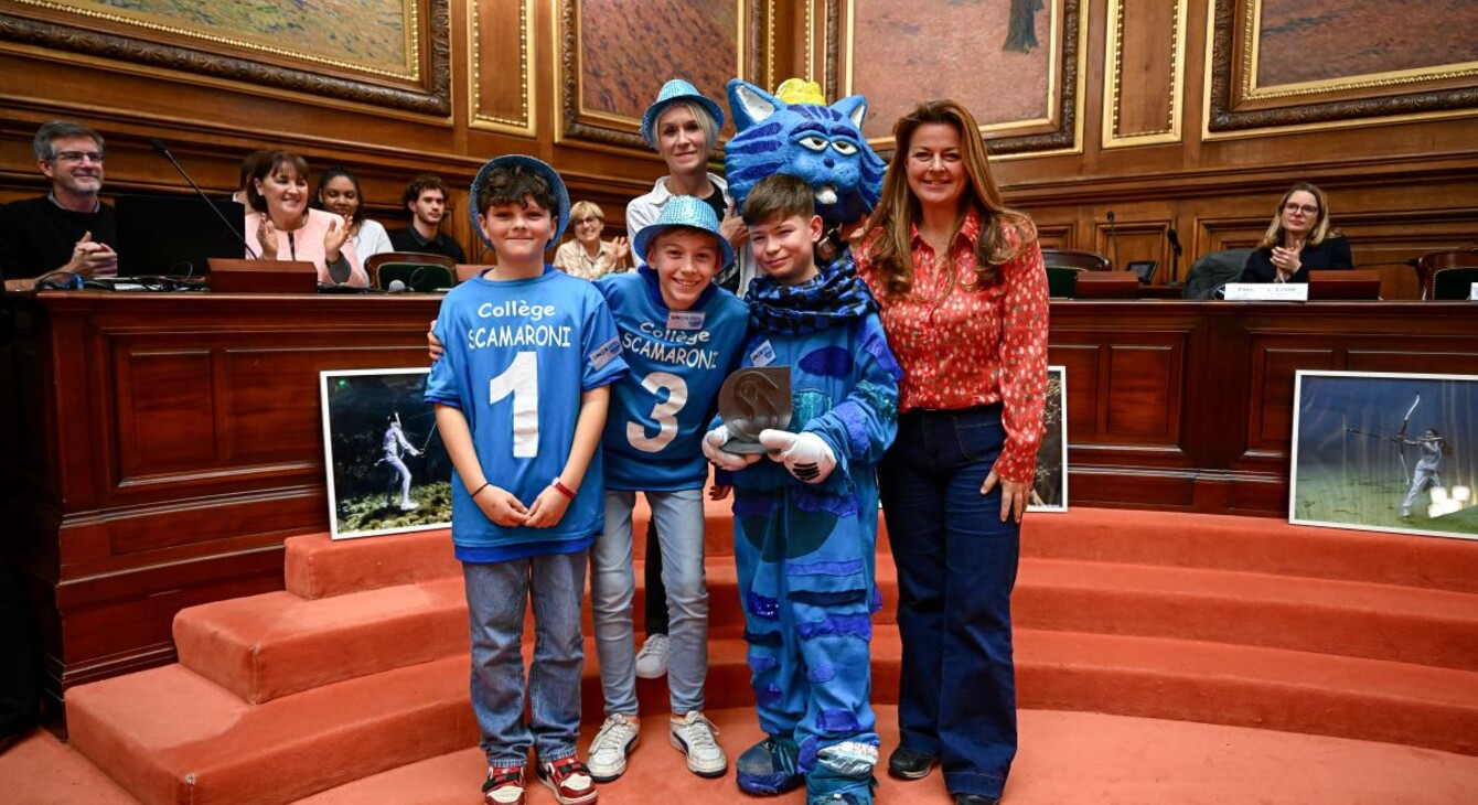 Photo des élèves du collège Scamaroni au Conseil d'Etat pour recevoir le Prix Ethic'actionni (