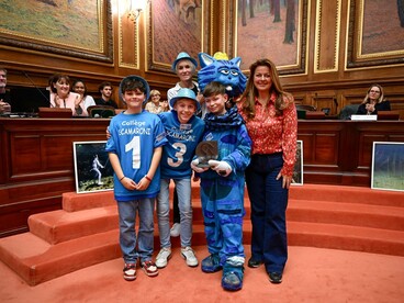 Photo des élèves du collège Scamaroni au Conseil d'Etat pour recevoir le Prix Ethic'actionni (